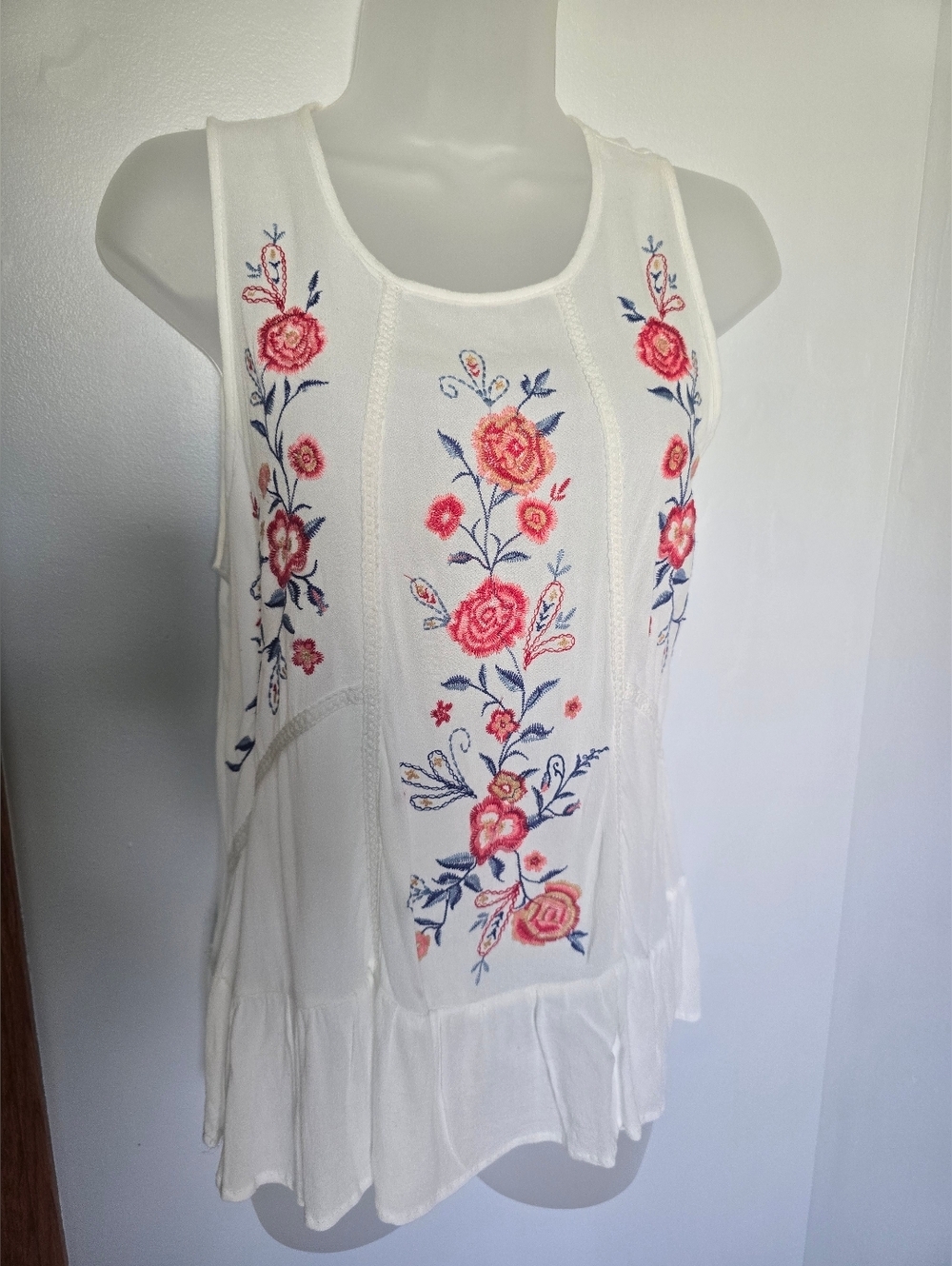 NWOT Xhilaration white sleeveless Embroidered Floral Tank Top Womens Size Medium - Picture 12 of 12